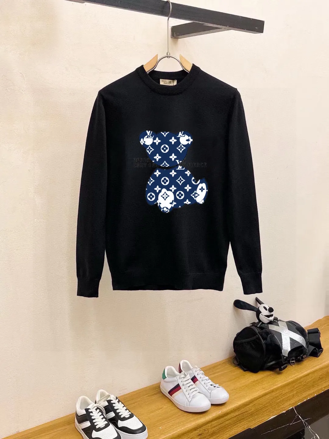 🅿️240 【LV Louis Vuitton】Autumn and winter classic round neck pullover sweater, in full condition! ! ! Wool blended fabric, the latest model in 2025, golden ratio! ! Slim-fitting soft gold, versatile and practical item, the combination and practicality are extremely powerful, simple and elegant, and classy! To create your own style, it is highly recommended to buy it in two colors. The standard slim fit tailoring process is suitable for both young and old men. It is knitted from wool and will not cause any discomfort! While keeping warm, it is stylish, textured and wearable, and the classic logo with contrasting colors on the chest feels in place! ! Recommended for regular customers! ! Size M-3XL (maximum wear: 190 pounds)